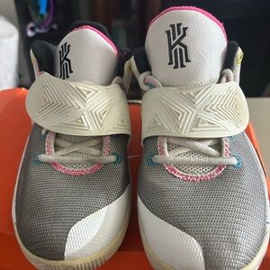 Nike Kyrie Flytrap 3 Mid South Beach girls size 6y